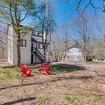 Poconos Retreat In Tobyhanna Lake And Pool Access!
