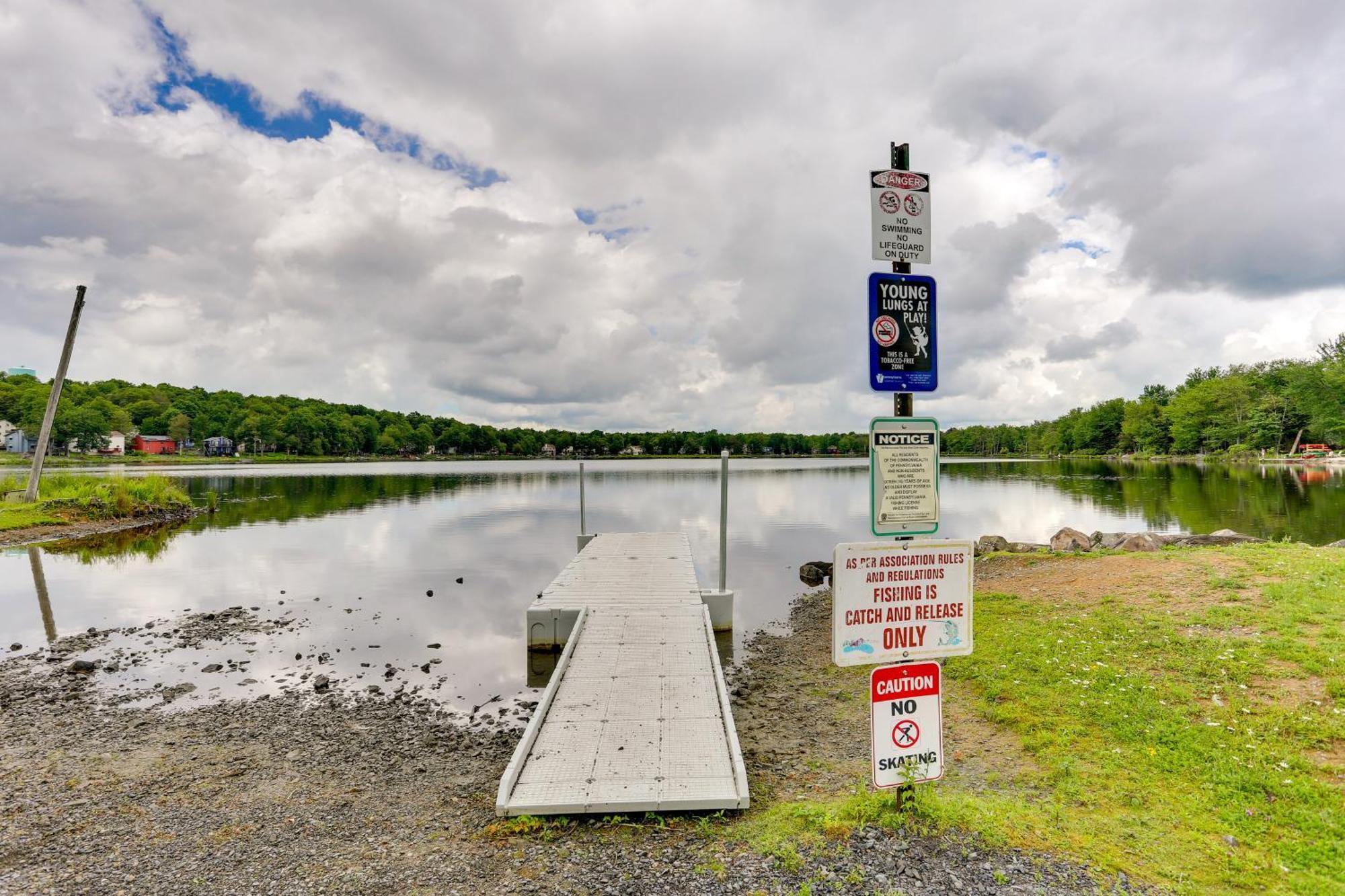 Holiday home Poconos Retreat In And Pool Access!