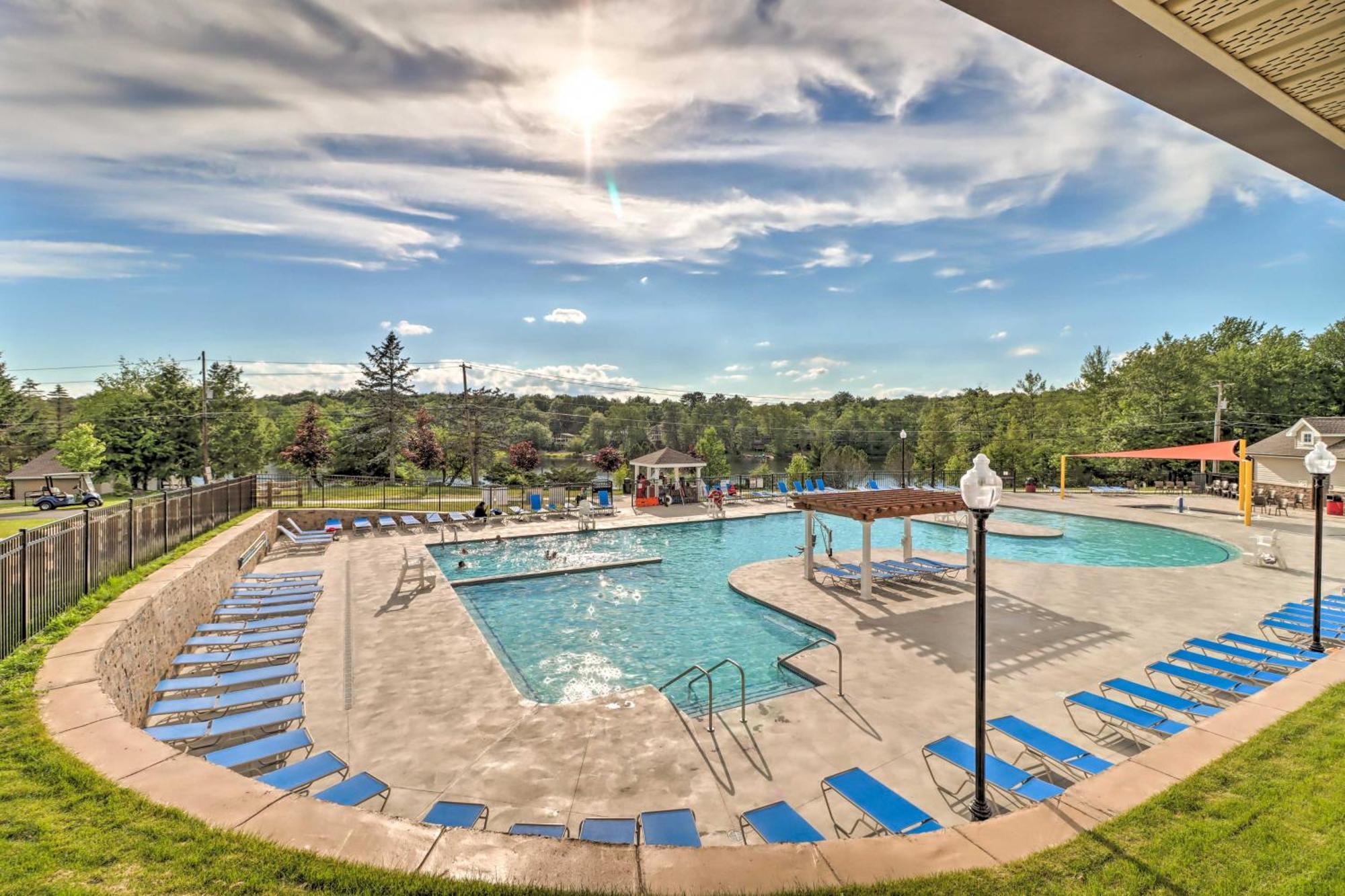 Poconos Retreat In And Pool Access! Holiday home Tobyhanna