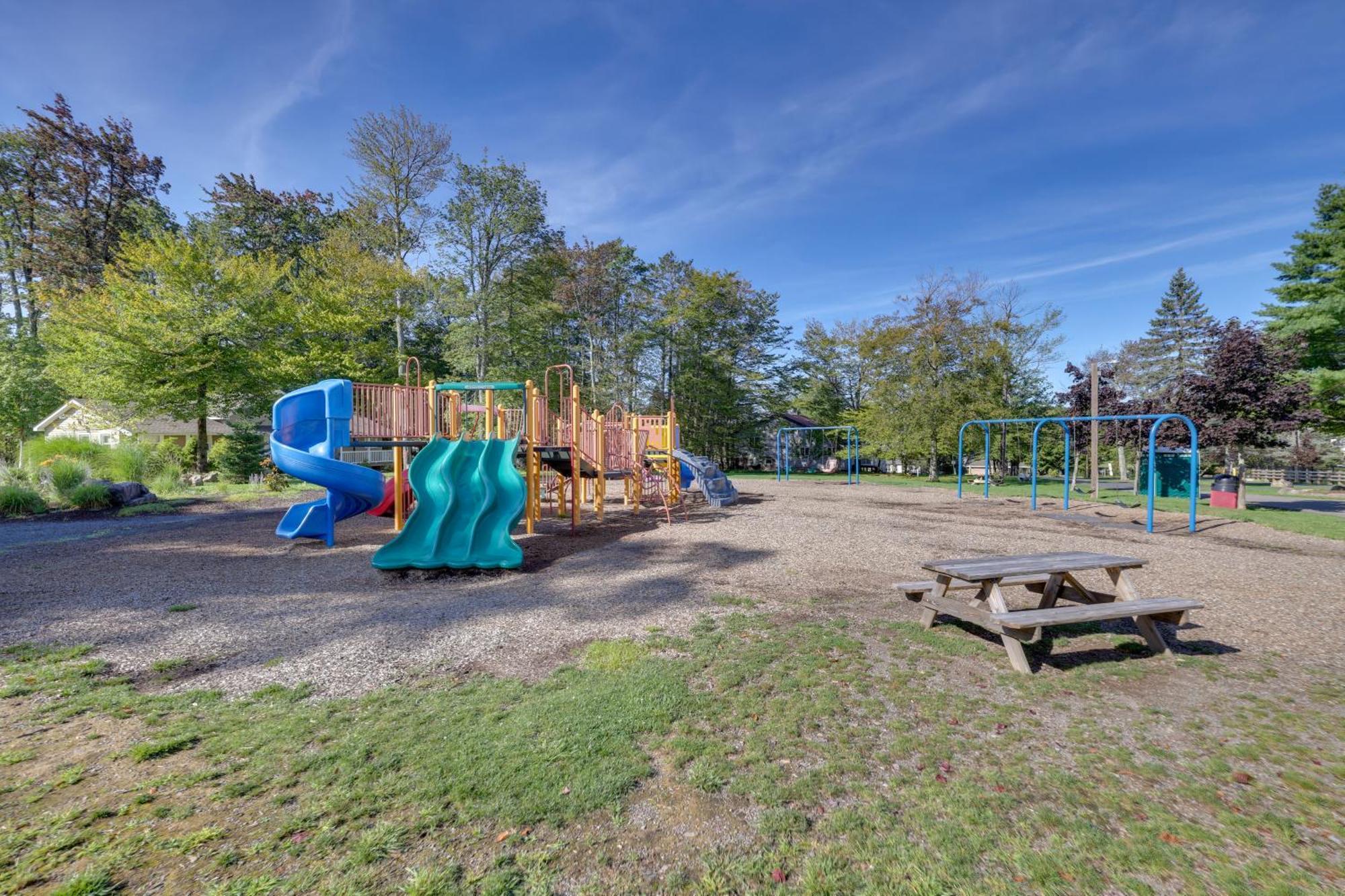 Poconos Retreat In And Pool Access! Holiday home *