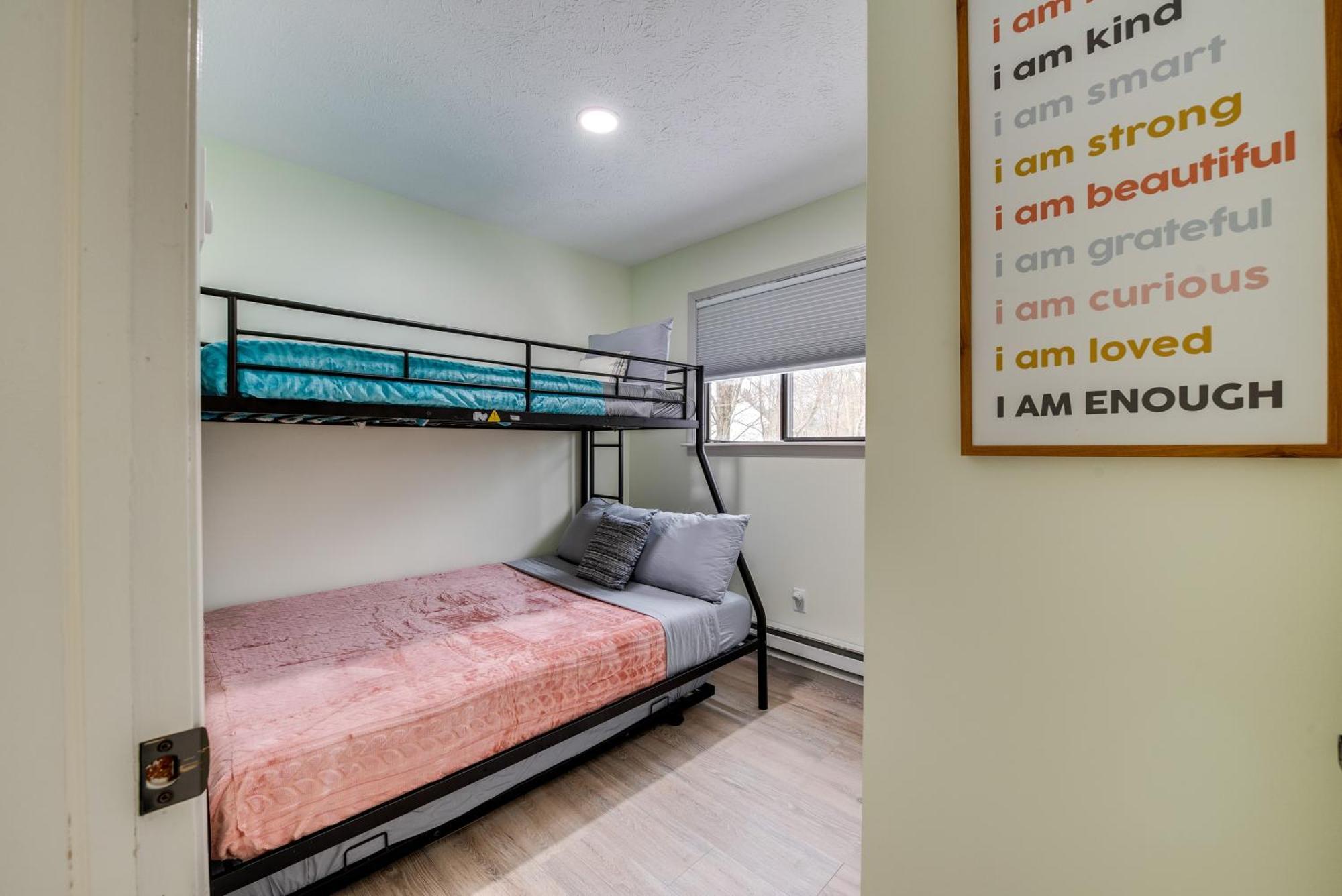 Poconos Retreat In And Pool Access! Holiday home Tobyhanna