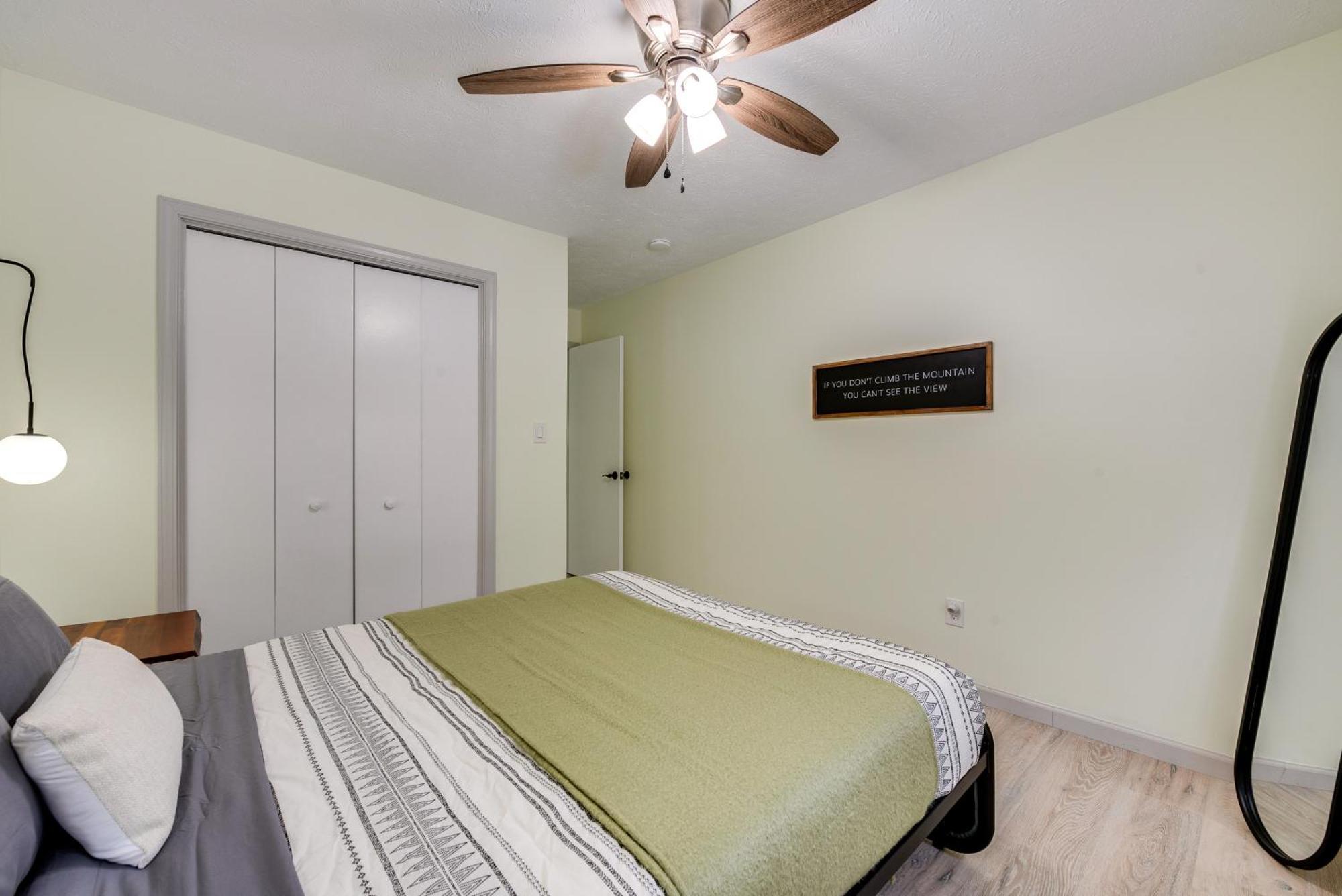 Poconos Retreat In And Pool Access! Holiday home
