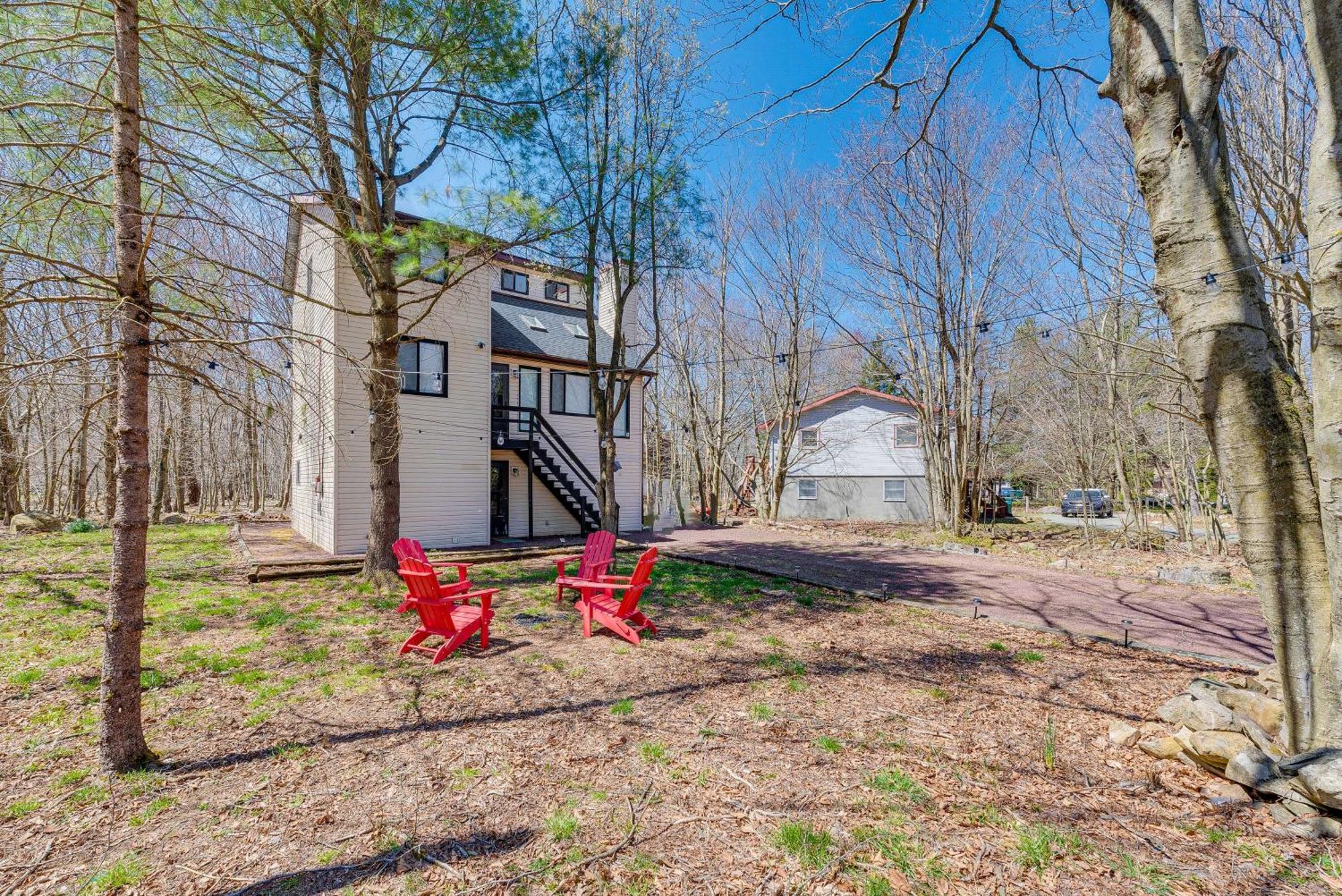 Holiday home Poconos Retreat In And Pool Access! *
