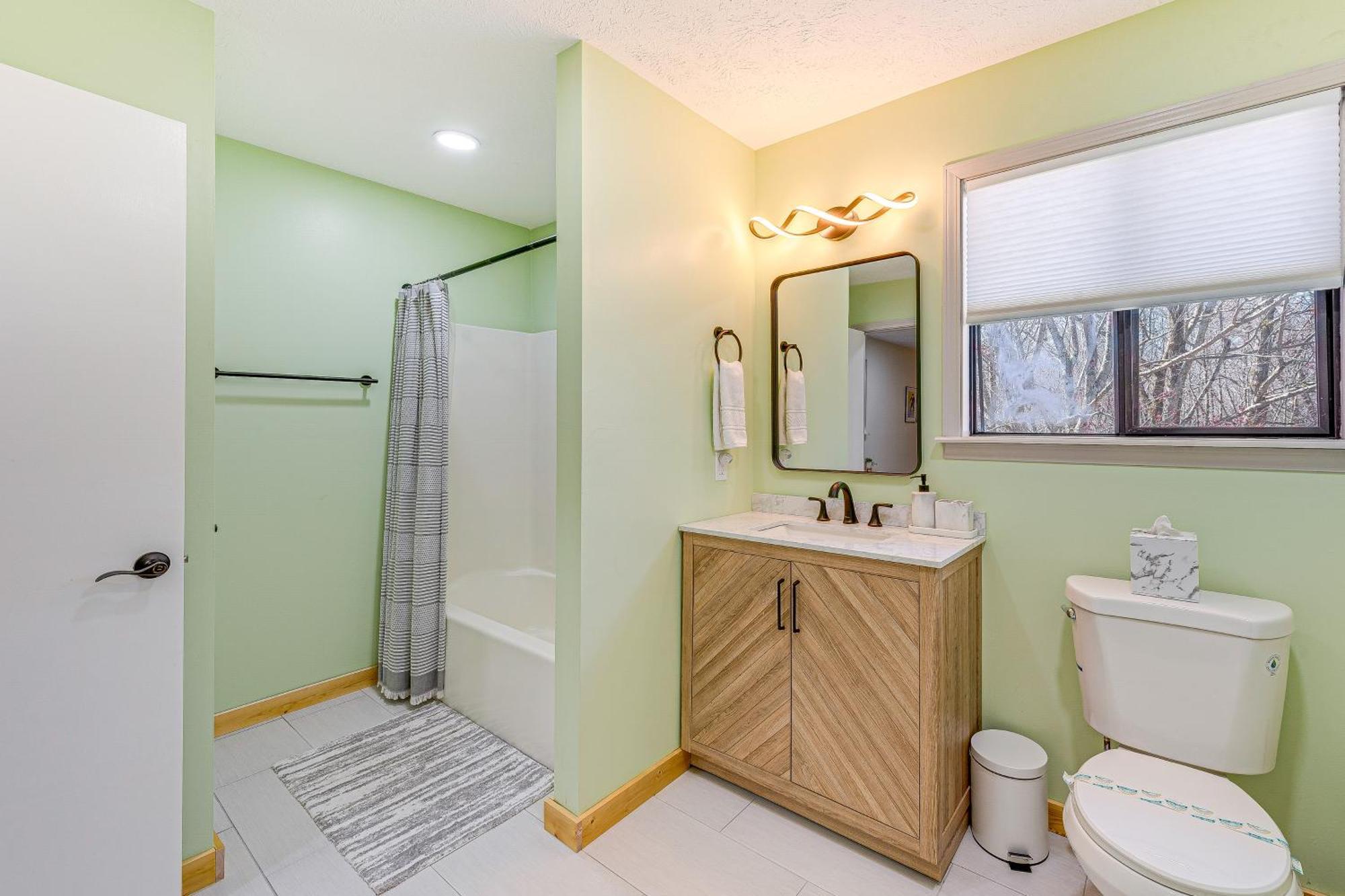 Holiday home Poconos Retreat In And Pool Access! *