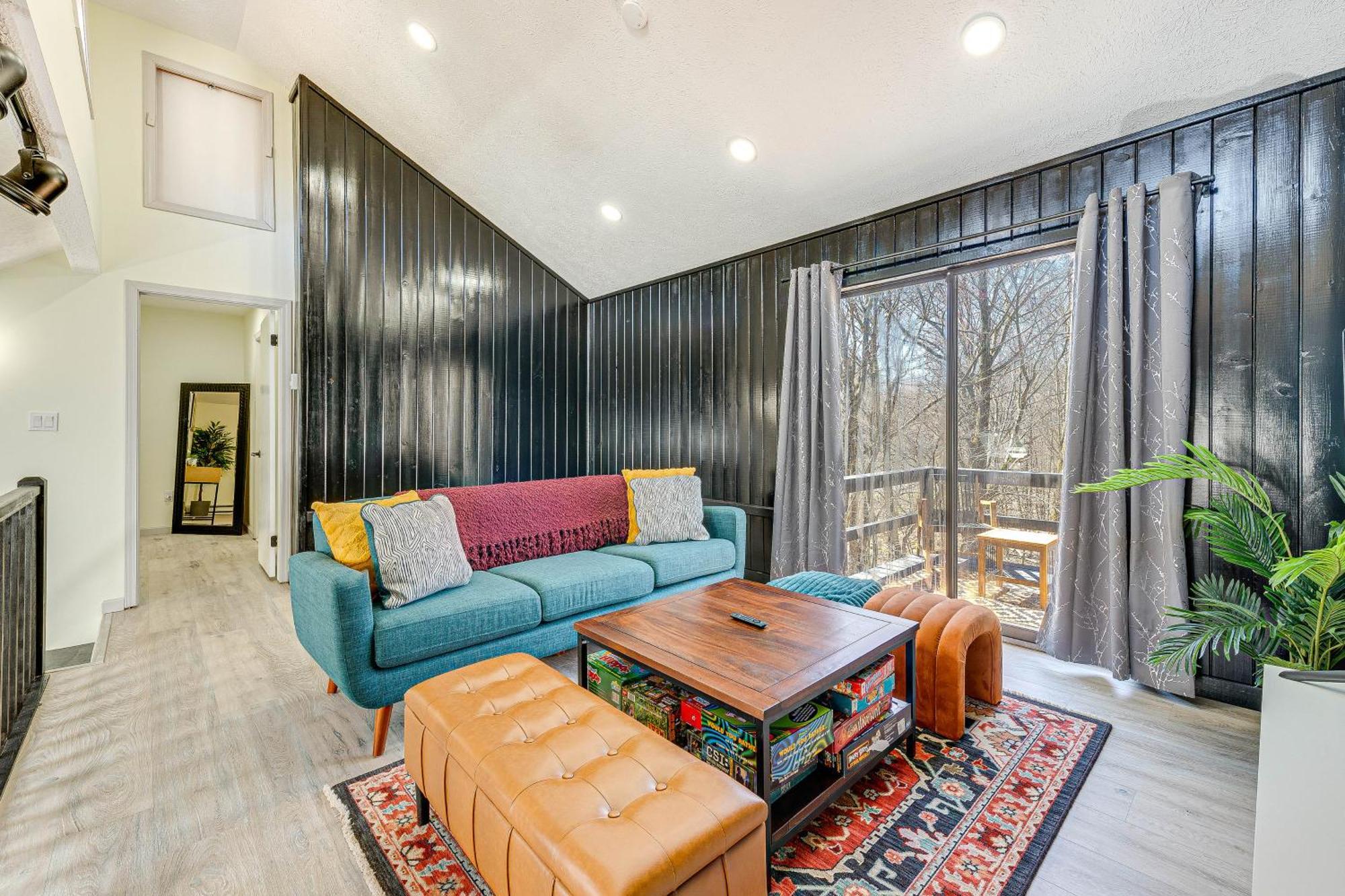 Holiday home Poconos Retreat In And Pool Access! Tobyhanna