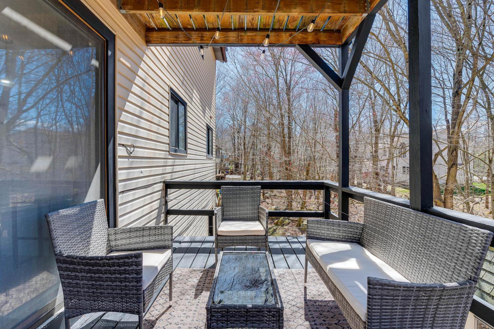 Holiday home Poconos Retreat In And Pool Access!