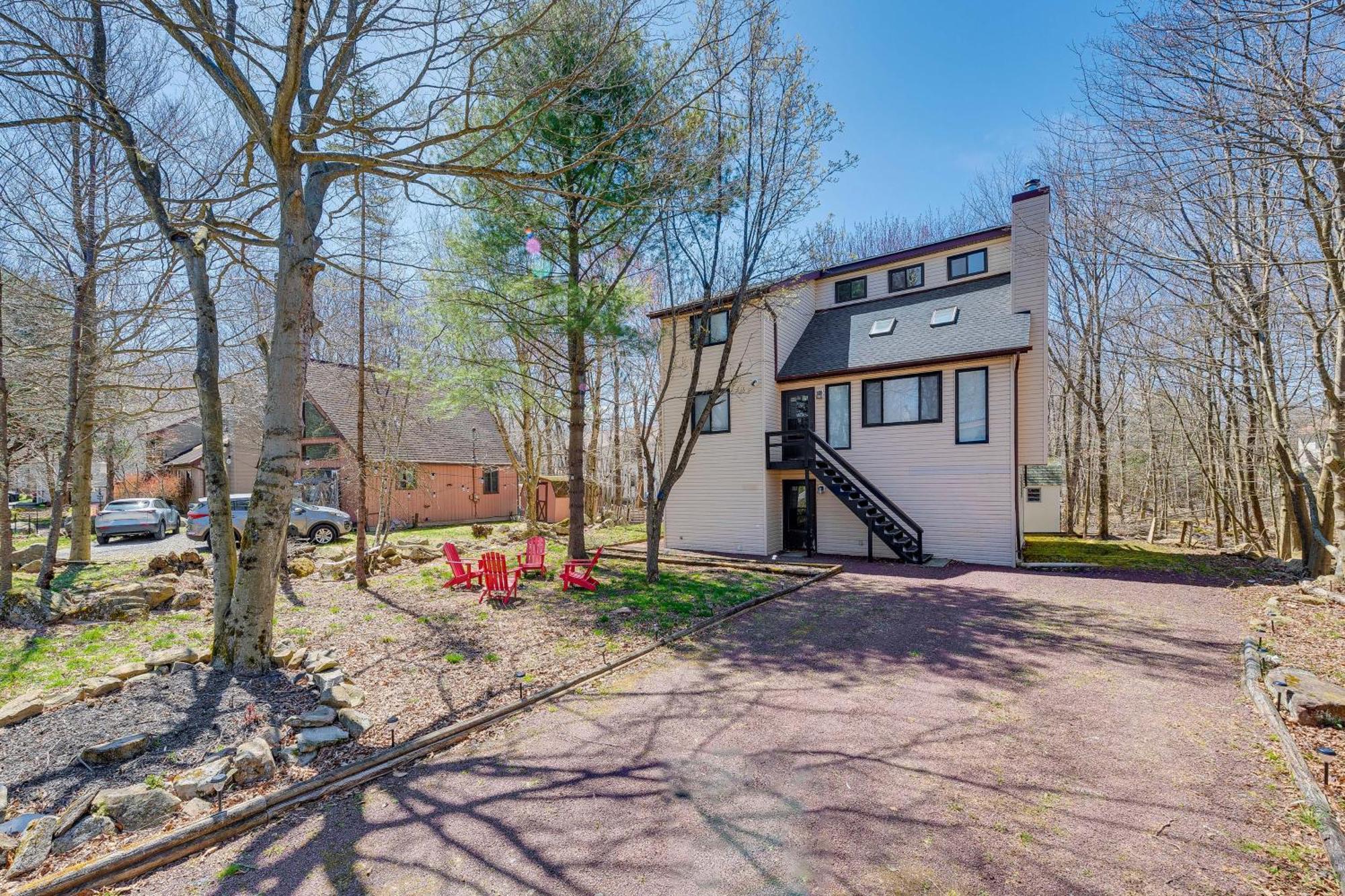 Poconos Retreat In And Pool Access! Tobyhanna